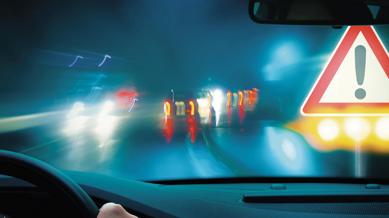 estrada vista de dentro de um carro